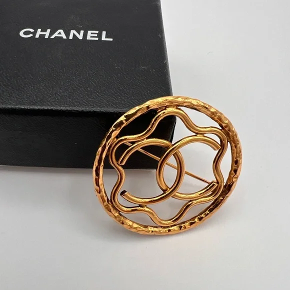 CHANEL Vintage CC Flower Logo Textured Brooch - Picture 2 of 7